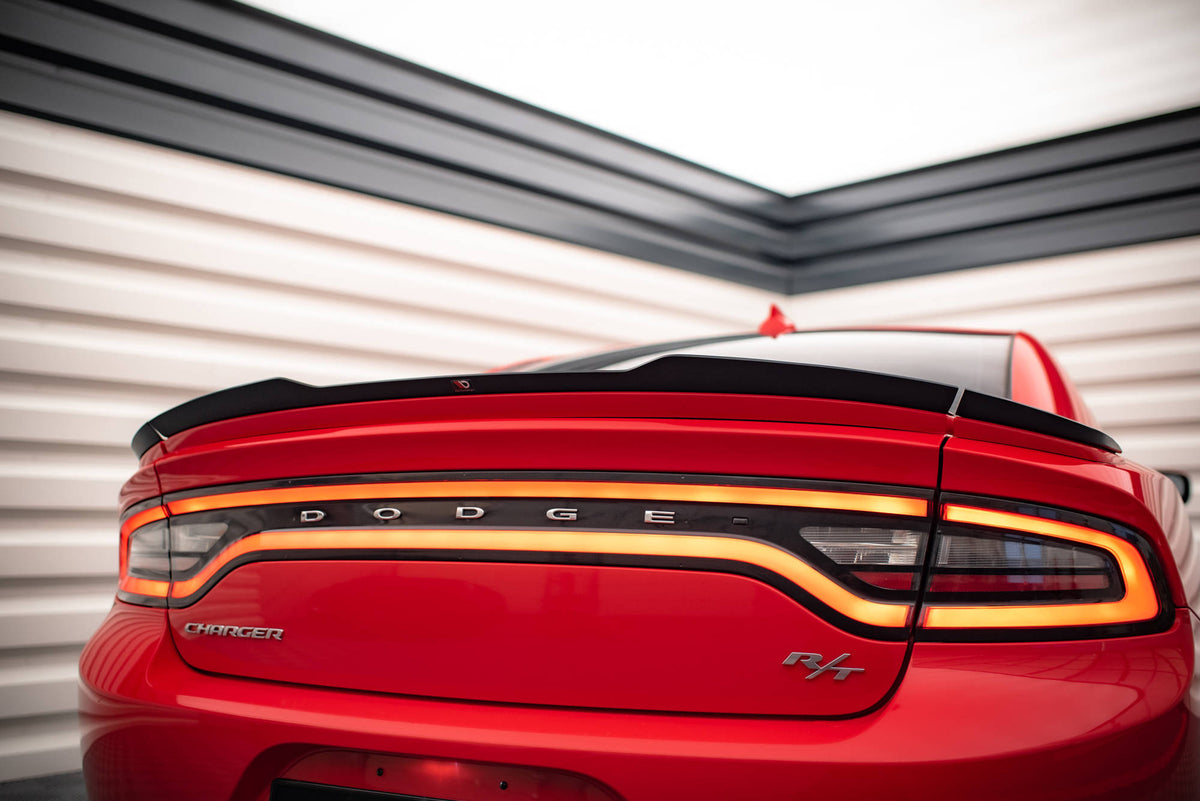 Front splitter til Dodge Charger RT Facelift montert på sort bil sett forfra