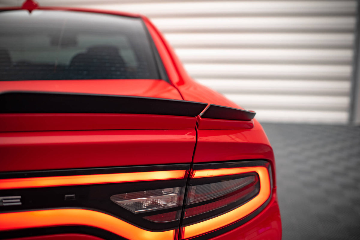 Bakre splitter med vertikale stenger for Dodge Charger RT i nærbilde