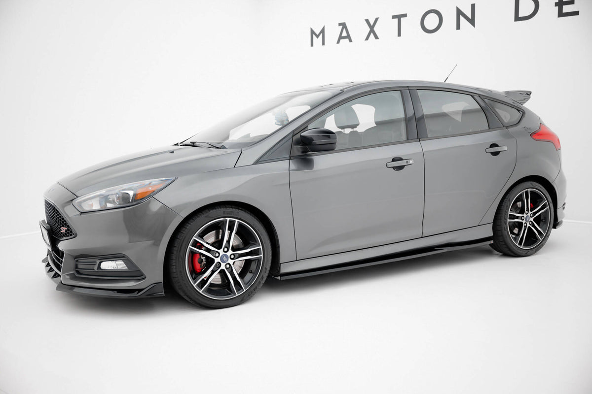 Splittersett til Ford Focus ST MK3 Facelift sett forfra med front splitter synlig