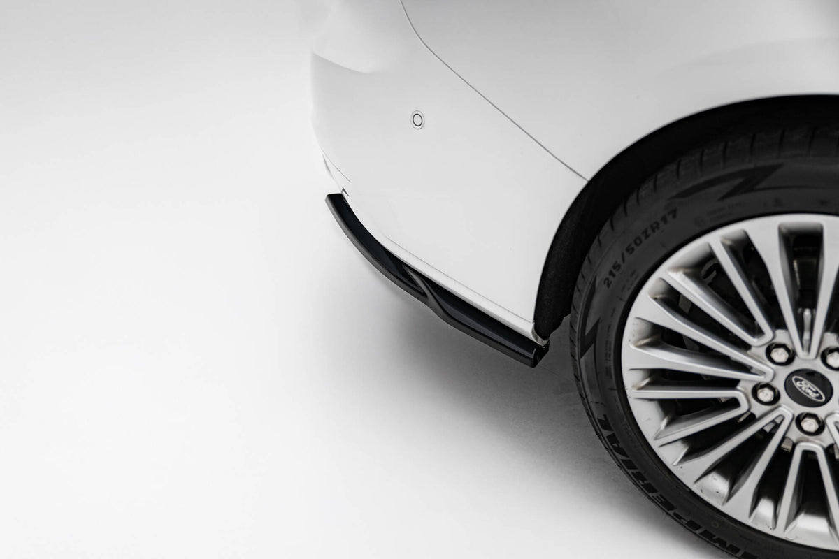 Front splitter fra Maxton Design montert på Ford Focus Vignale Estate i nærbilde