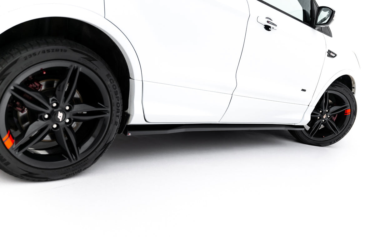 Front splitter til Ford Kuga ST-Line Mk2 Facelift i nærbilde, sort ABS-plast