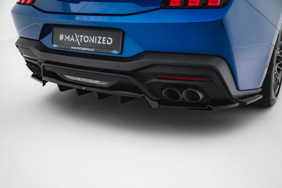 Front splitter montert under støtfangeren på Ford Mustang GT Mk7 sett forfra
