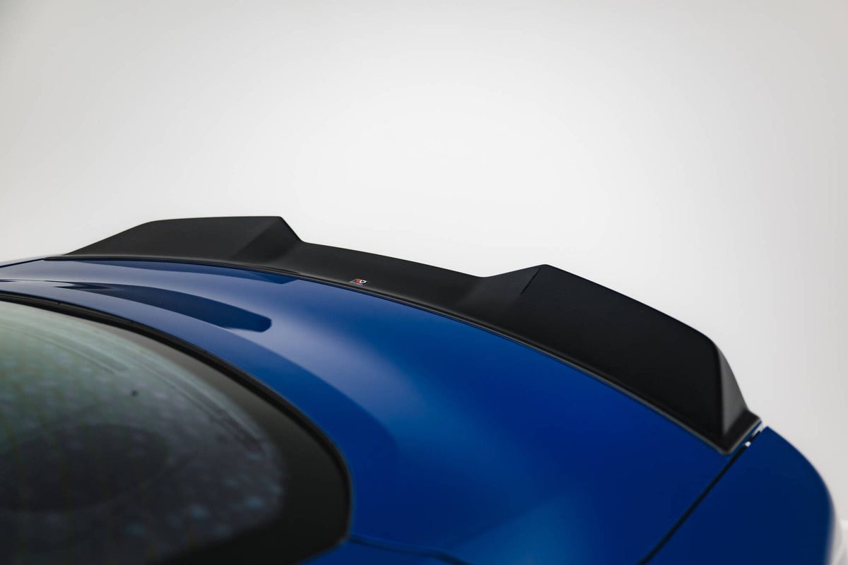 Spoiler cap og bakvinduforlengelse på Ford Mustang GT Mk7 fra skrå vinkel
