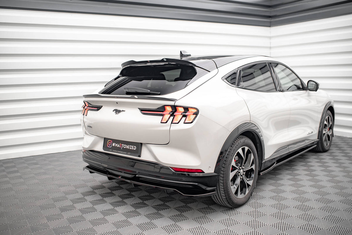 Bak splitter med vertikale stenger til Ford Mustang Mach-E, sett bakfra