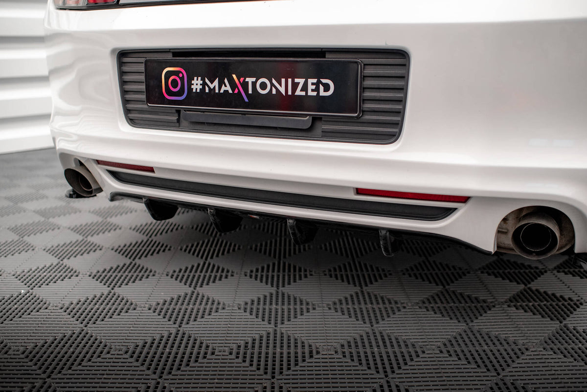 Sideskjørt diffuser for Ford Mustang MK5 Facelift sett fra skrå vinkel