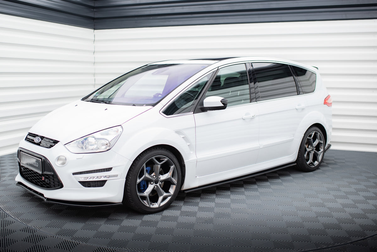Splittersett til Ford S-Max Titanium MK1 Facelift med alle fire deler lagt ut på flate