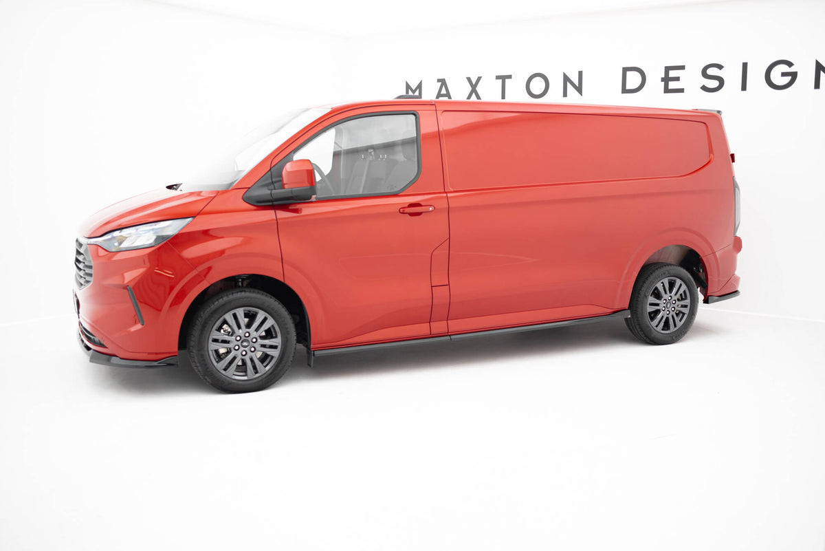 Splittersett fra Maxton Design montert på Ford Transit Custom L2, sett forfra i skrå vinkel