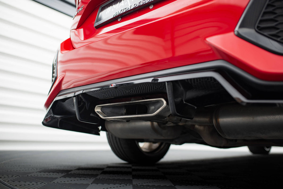 Front splitter montert på Honda Civic Si MK10, sett forfra i skrå vinkel
