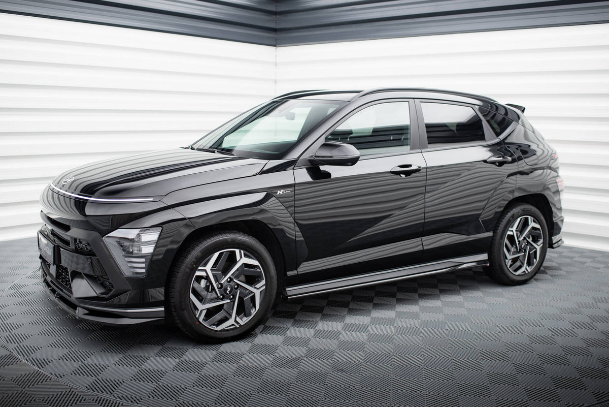 Splittersett for Hyundai Kona N-Line MK2 med alle fire deler lagt ut på hvit bakgrunn