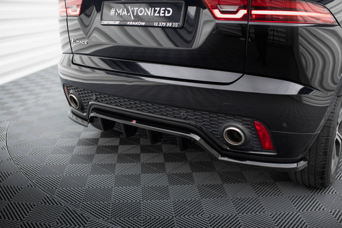 Front splitter montert på Jaguar E-Pace R-Dynamic sett forfra i sort finish