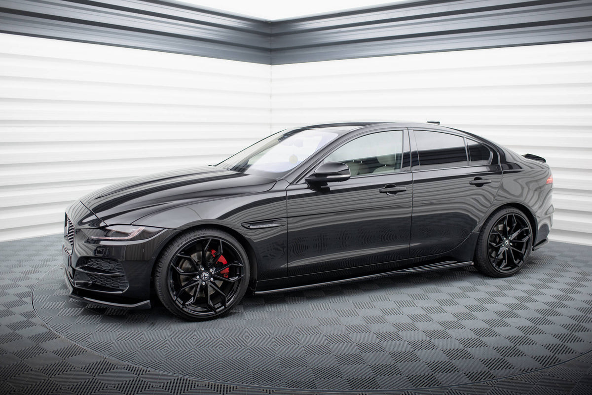 Splittersett for Jaguar XE Facelift montert på bil, sett forfra i skrå vinkel