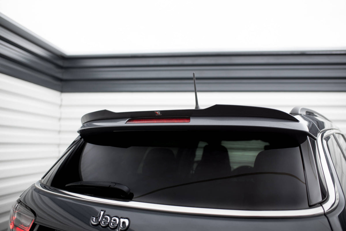 Front splitter fra Maxton Design montert på Jeep Compass MK2 Facelift, skrå vinkel forfra