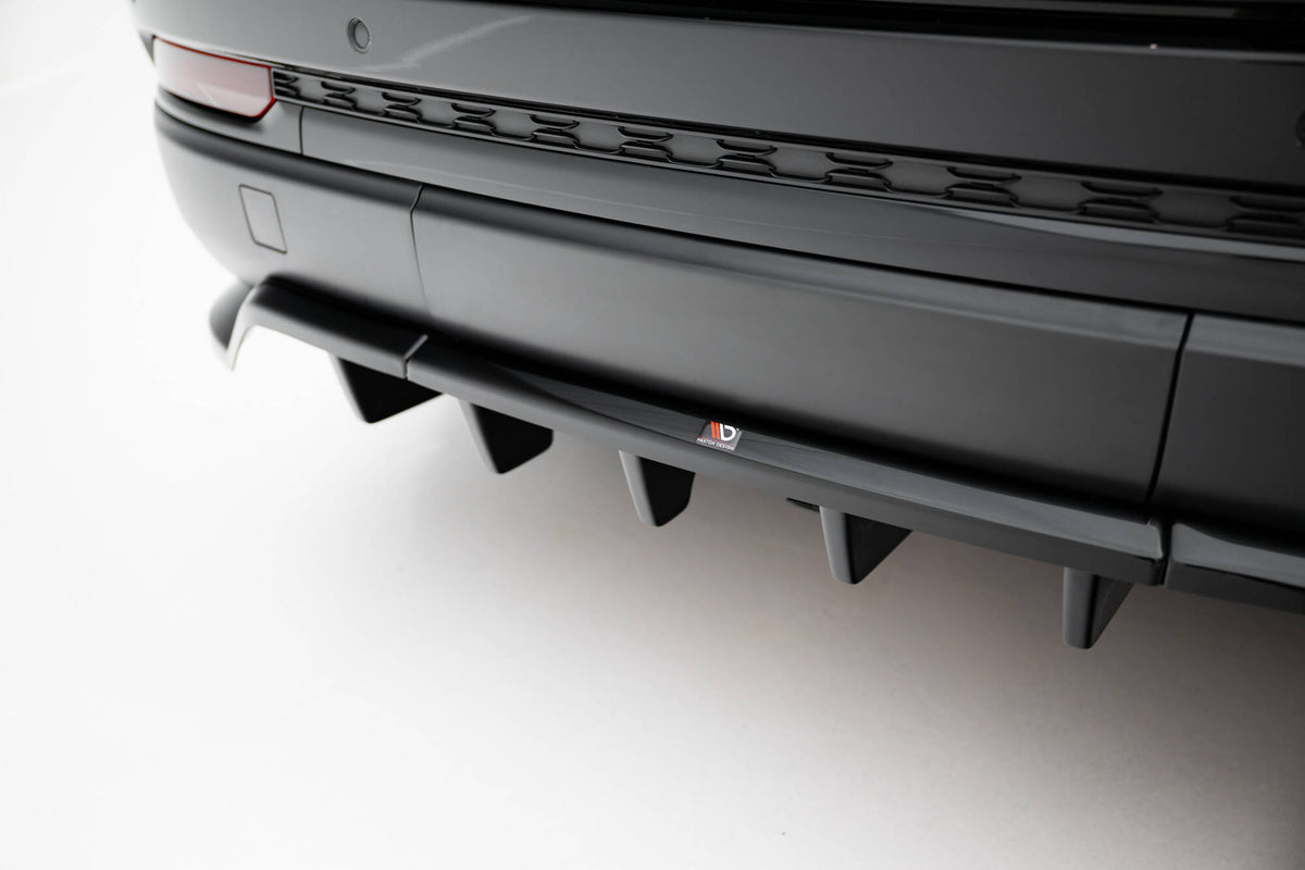 Front splitter til Jeep Grand Cherokee Trailhawk i nærbilde, strukturert svart ABS-plast