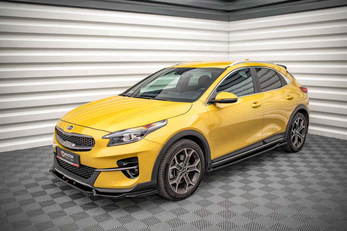 Splittersett for Kia XCeed MK1 montert på bil, sett forfra i skrå vinkel