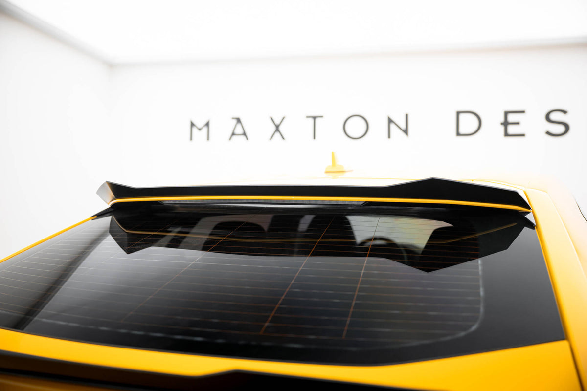Front splitter fra Maxton Design montert på Lamborghini Urus MK1, nærbilde forfra