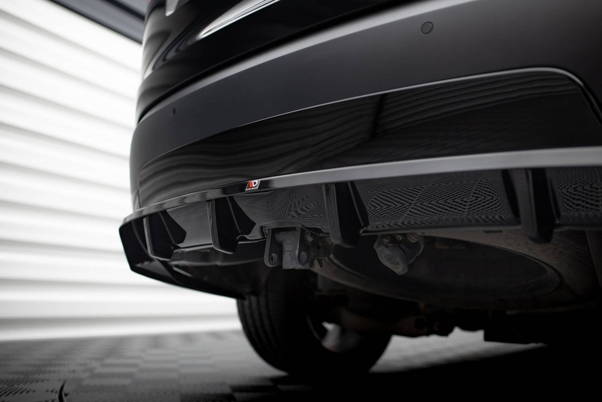 Front splitter montert på Land Rover Discovery HSE MK5, nærbilde forfra