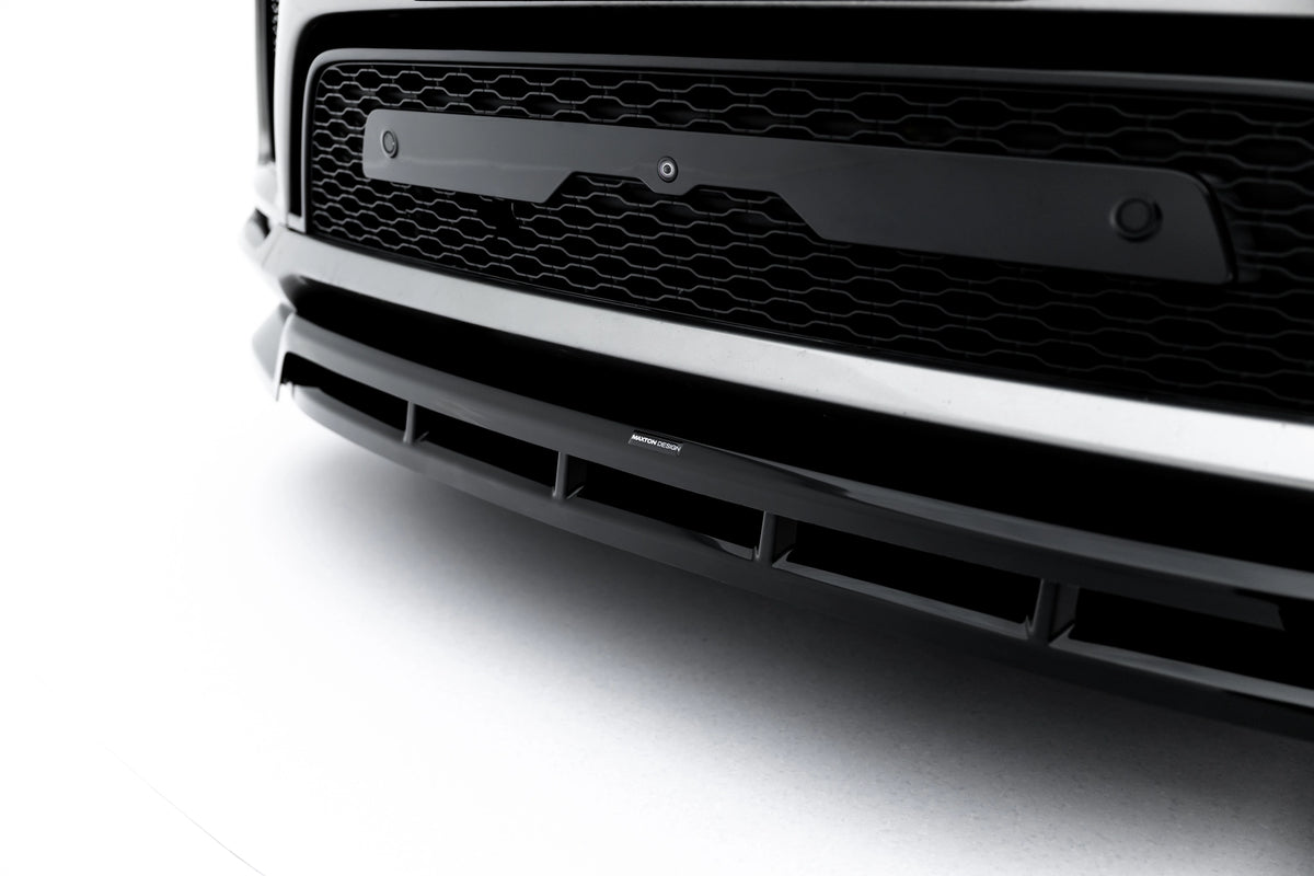 Nærbilde av splittersett i blank sort på Range Rover Sport Mk2 Facelift