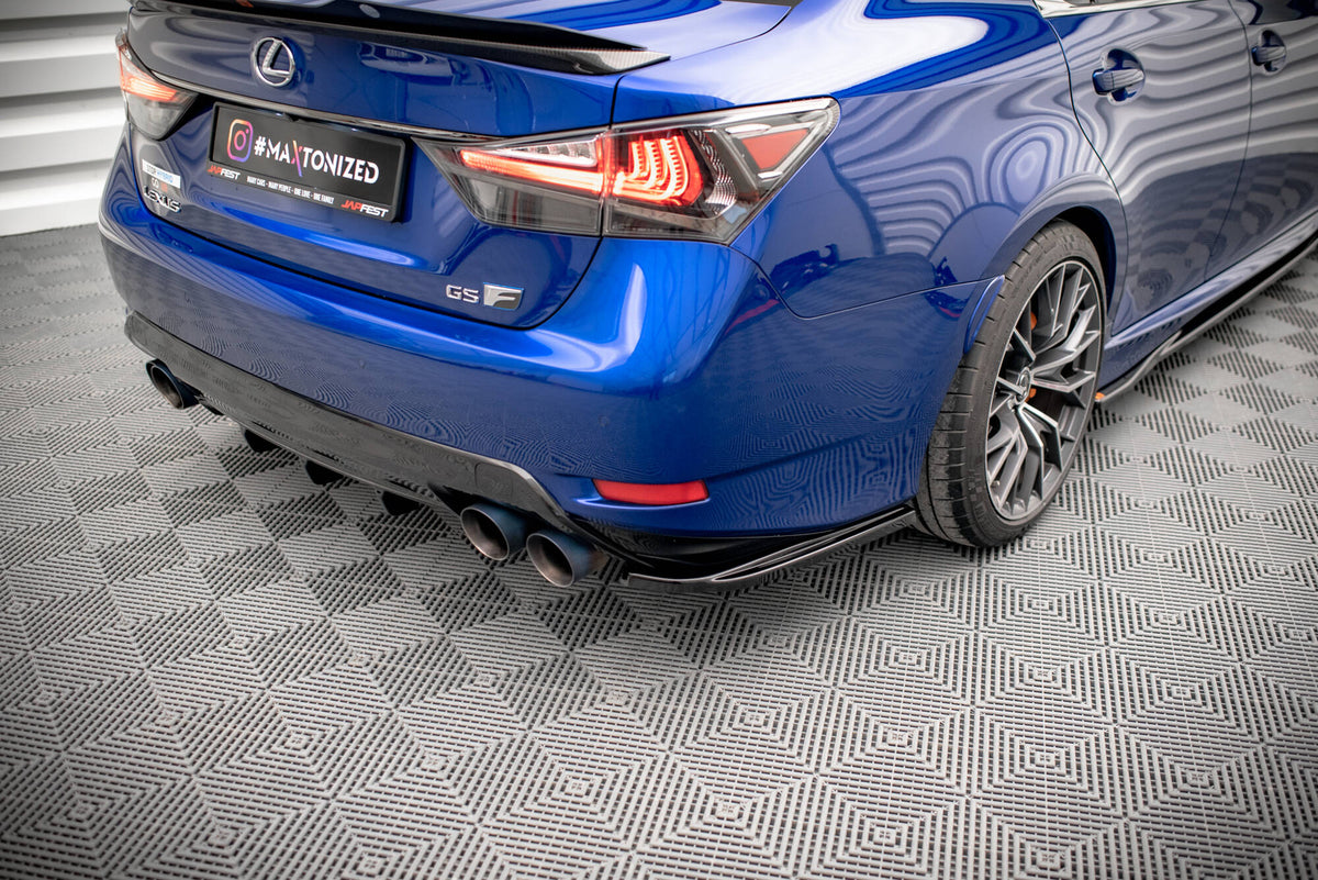 Front splitter til Lexus GS F Facelift montert på bil, sett forfra