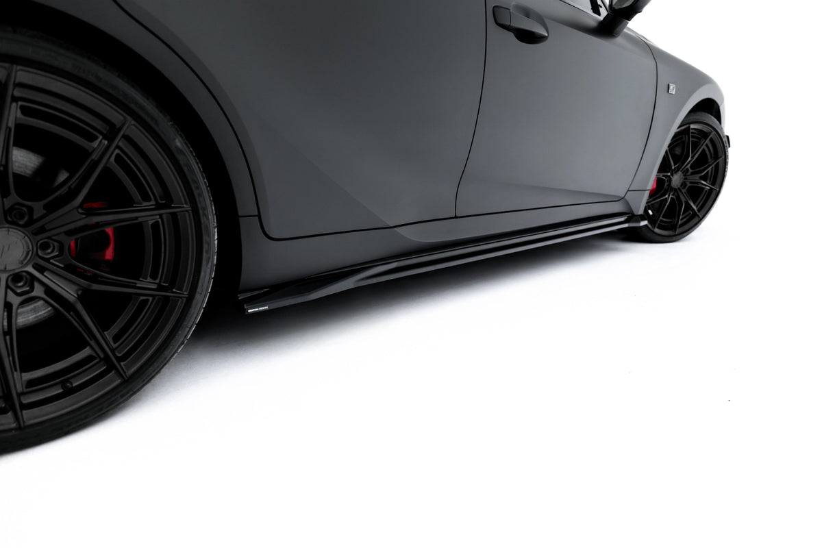 Detaljbilde av splittersett i blank sort til Lexus IS 500