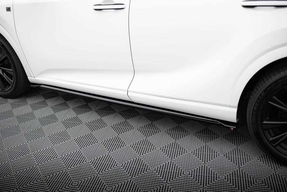 Spoiler cap på Lexus RX F-Sport MK5 fra skrå vinkel i strukturert sort