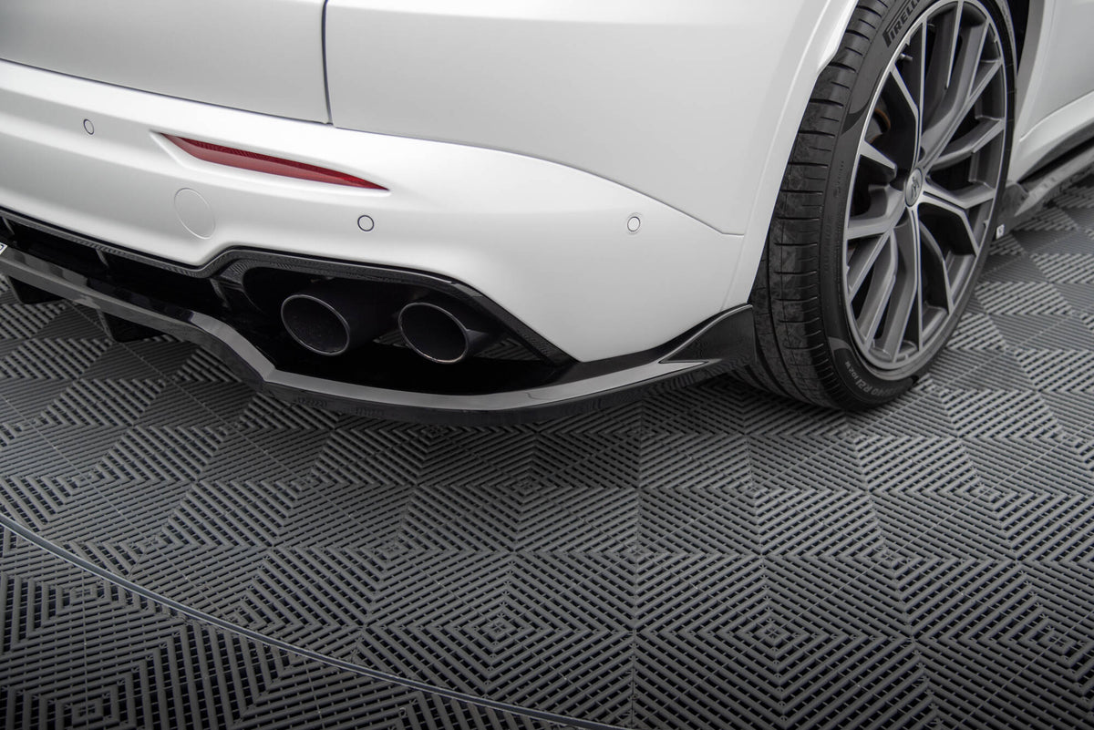 Front splitter til Maserati Grecale Modena montert på sort bil, skrå vinkel forfra