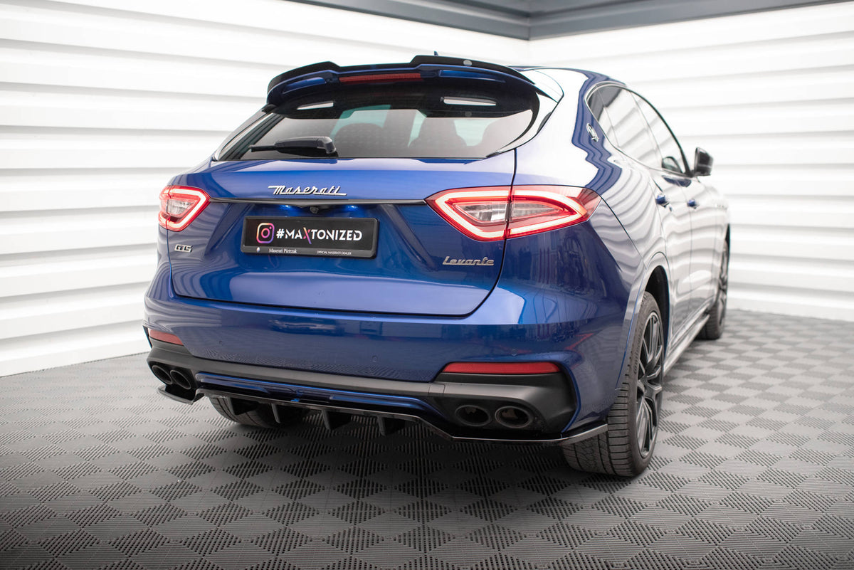 Baksplitter med vertikale stenger montert på Maserati Levante GTS, sett bakfra