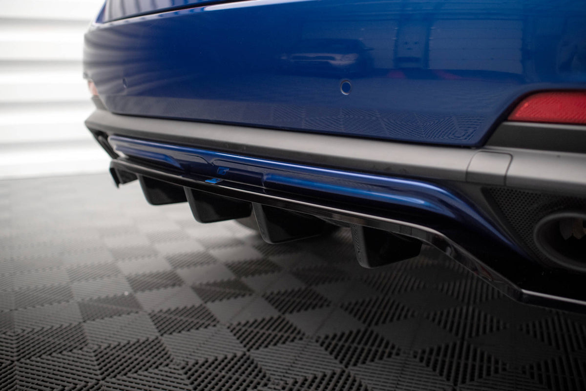 Front splitter på Maserati Levante GTS i nærbilde, sort ABS-plast