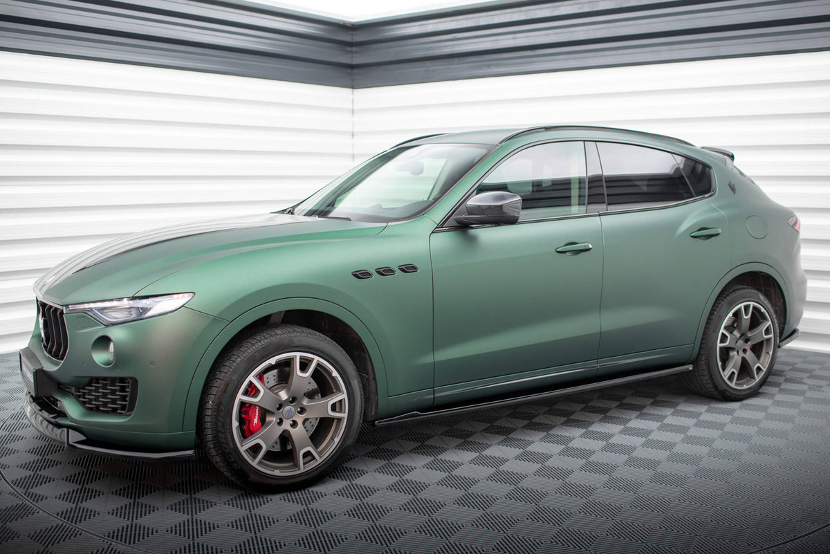 Splittersett fra Maxton Design montert på Maserati Levante Mk1, sett forfra i skrå vinkel