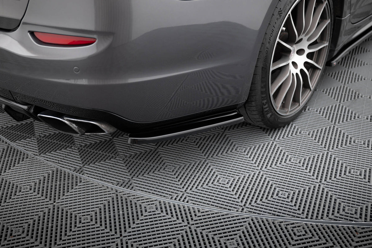 Sideskjørt diffusorer til Quattroporte MK6 vist fra skrå vinkel i sort finish