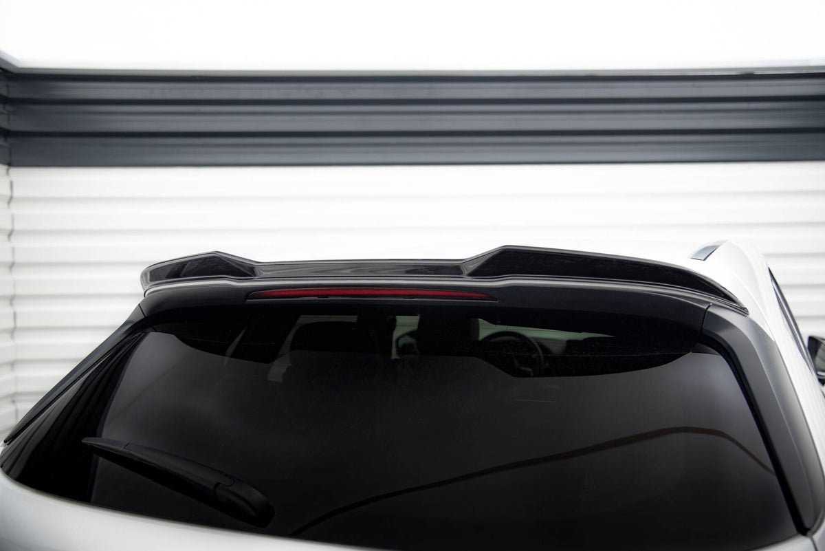 Front splitter for Mazda CX-60 montert på sort bil, sett forfra