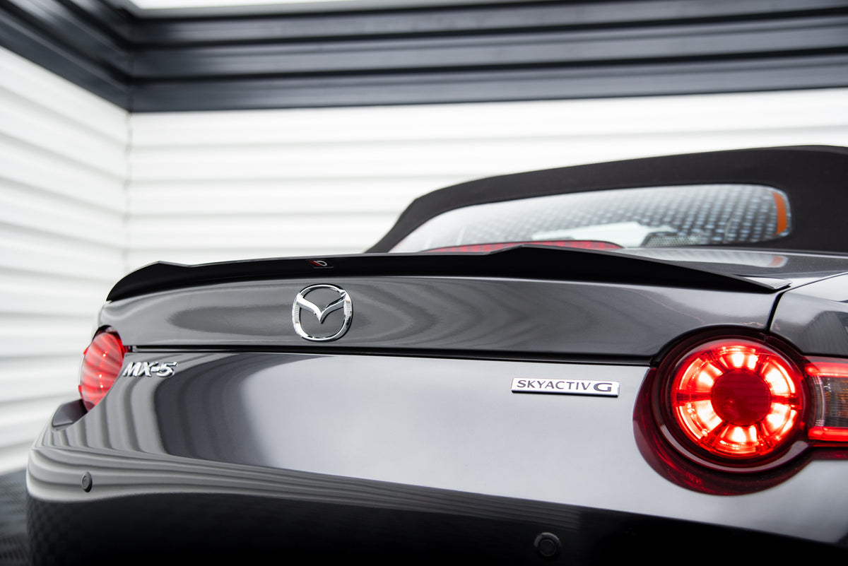 Sideskjørt diffuser for Mazda MX-5 ND i sort finish, nærbilde fra siden