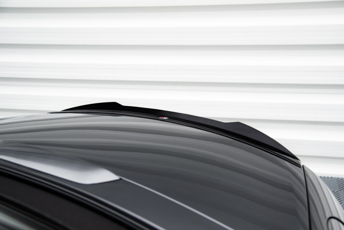 Front splitter til Mazda MX-5 ND montert på bil, sett fra skrå vinkel forfra