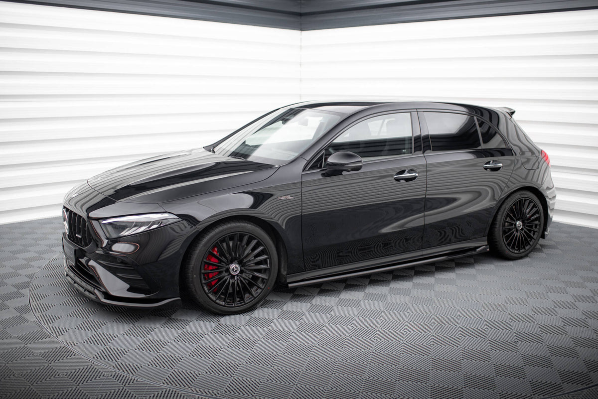 Komplett splittersett for Mercedes A35 W177 Facelift lagt ut med alle fire deler sett ovenfra