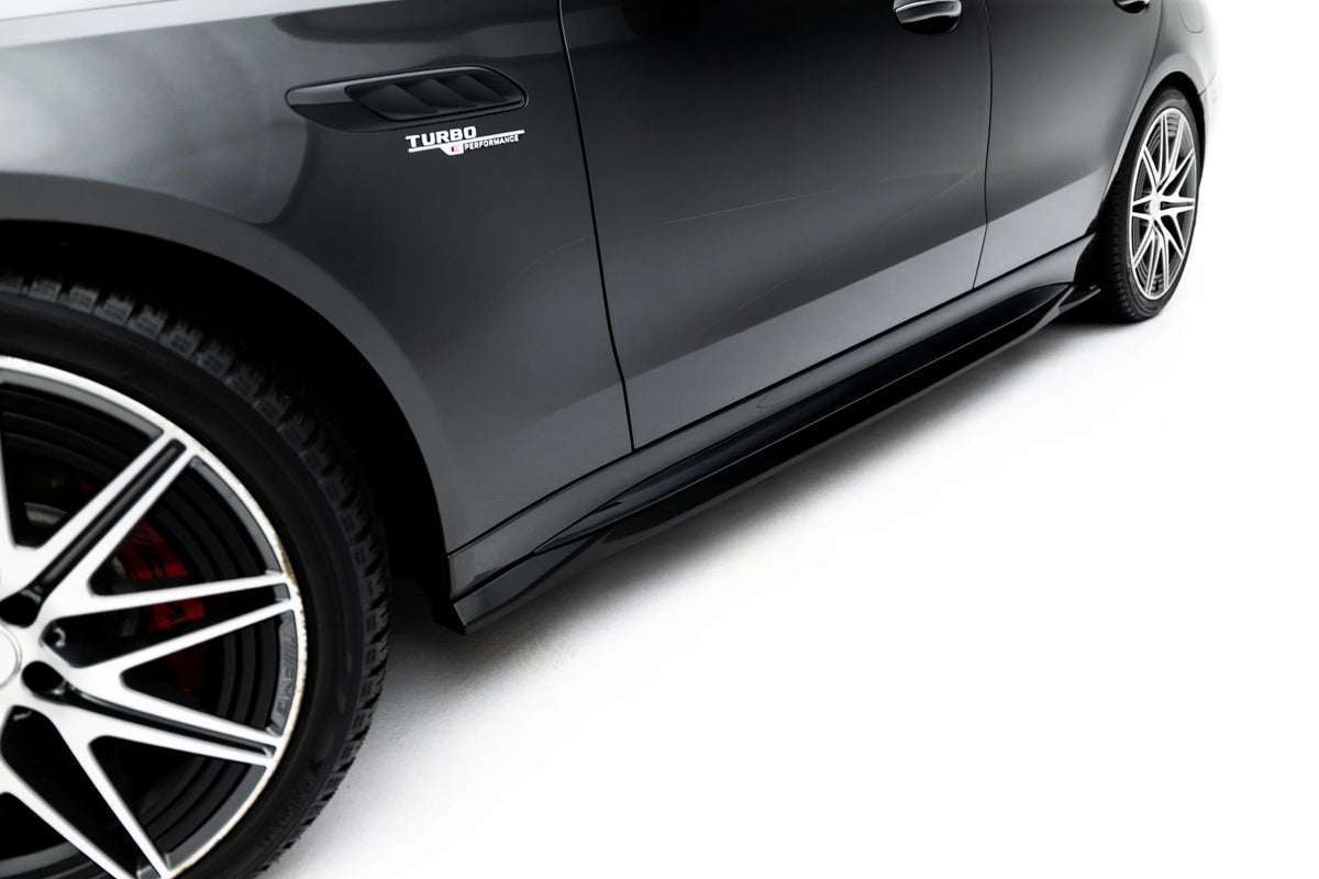 Detaljbilde av blank sort overflate på splittersett Mercedes-AMG C63