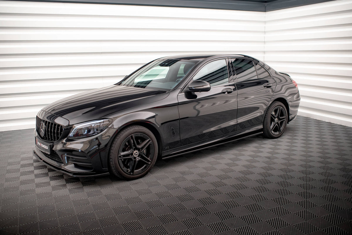 Splittersett fra Maxton Design montert på Mercedes C AMG-Line W205 Facelift sett fra skrå vinkel