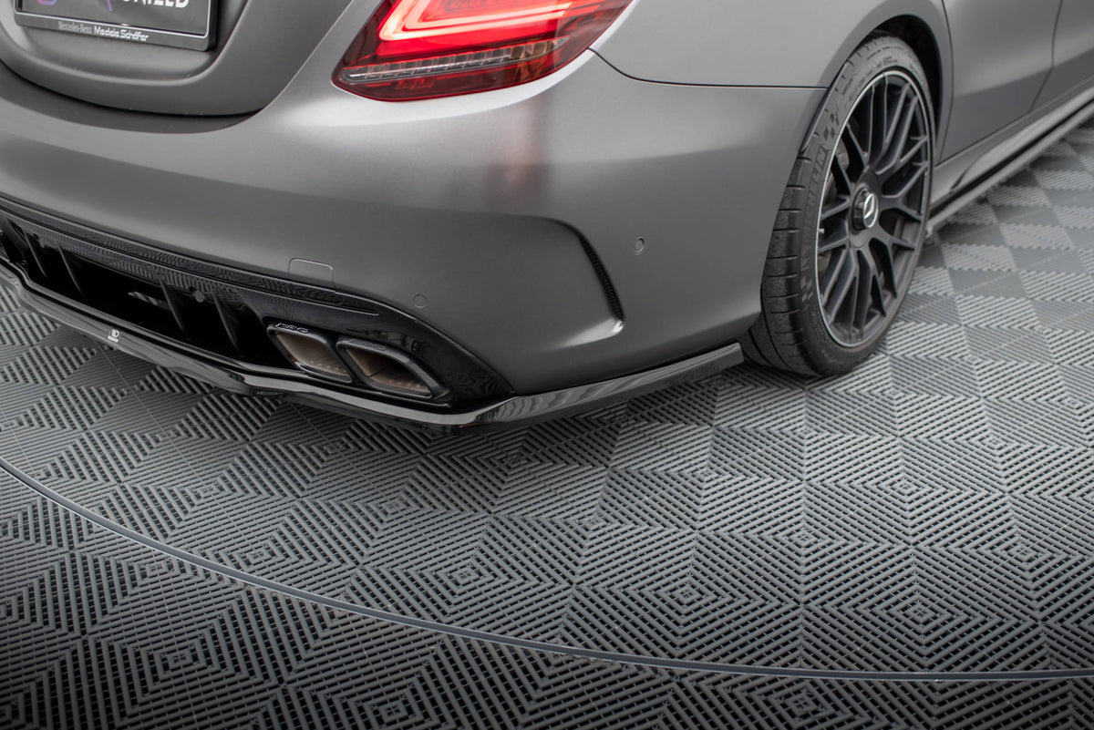 Sideskjørt diffusor i nærbilde på Mercedes C63 W205 Facelift i svart finish