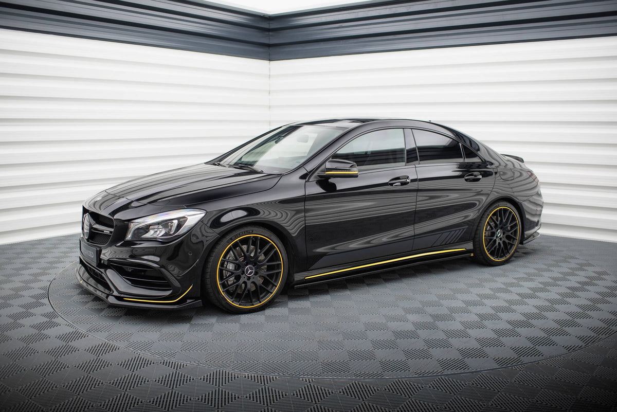 Splittersett montert på Mercedes CLA 45 Aero C117 Facelift sett fra skrå vinkel foran