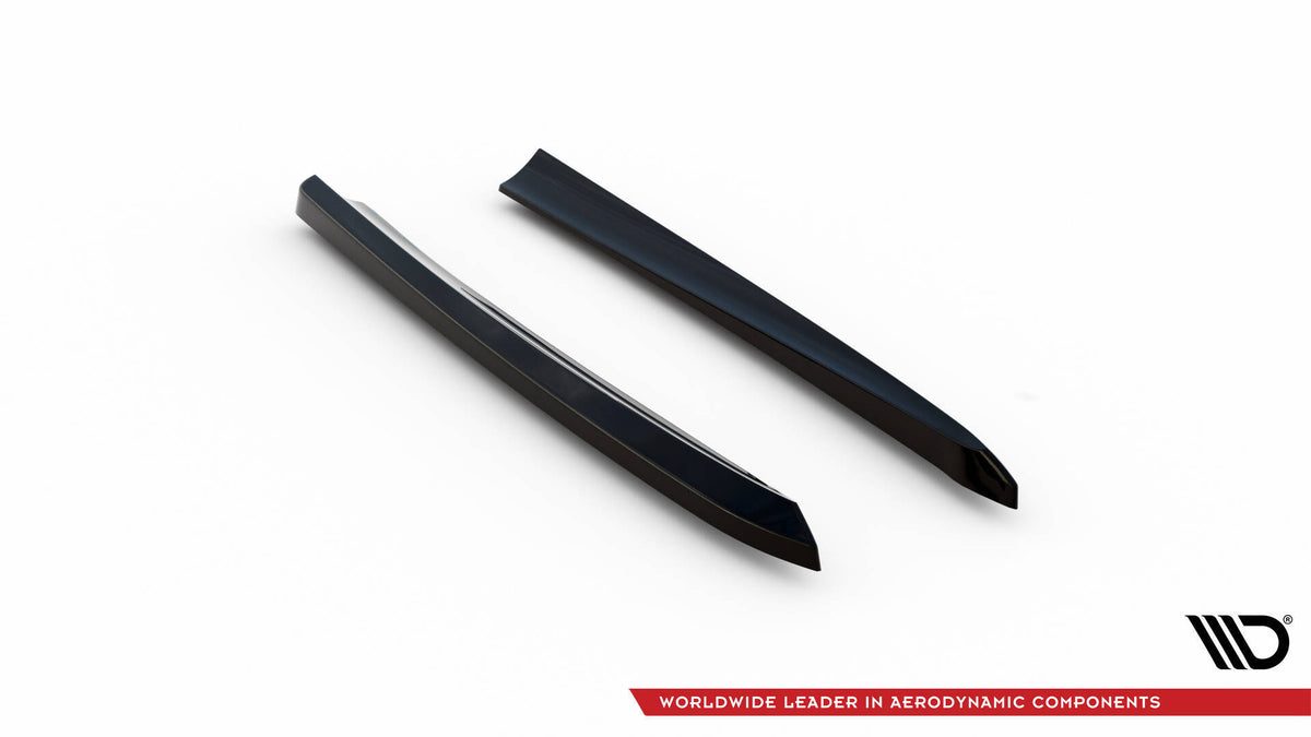 Komplett splittersett for Mercedes E 55 AMG i sort ABS-plast lagt ut på flatt underlag
