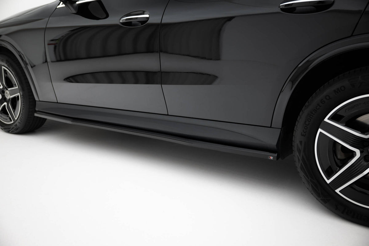 Installert splittersett Mercedes GLC Coupe AMG-Line C254 – sidevinkel Maxton Design blank sort