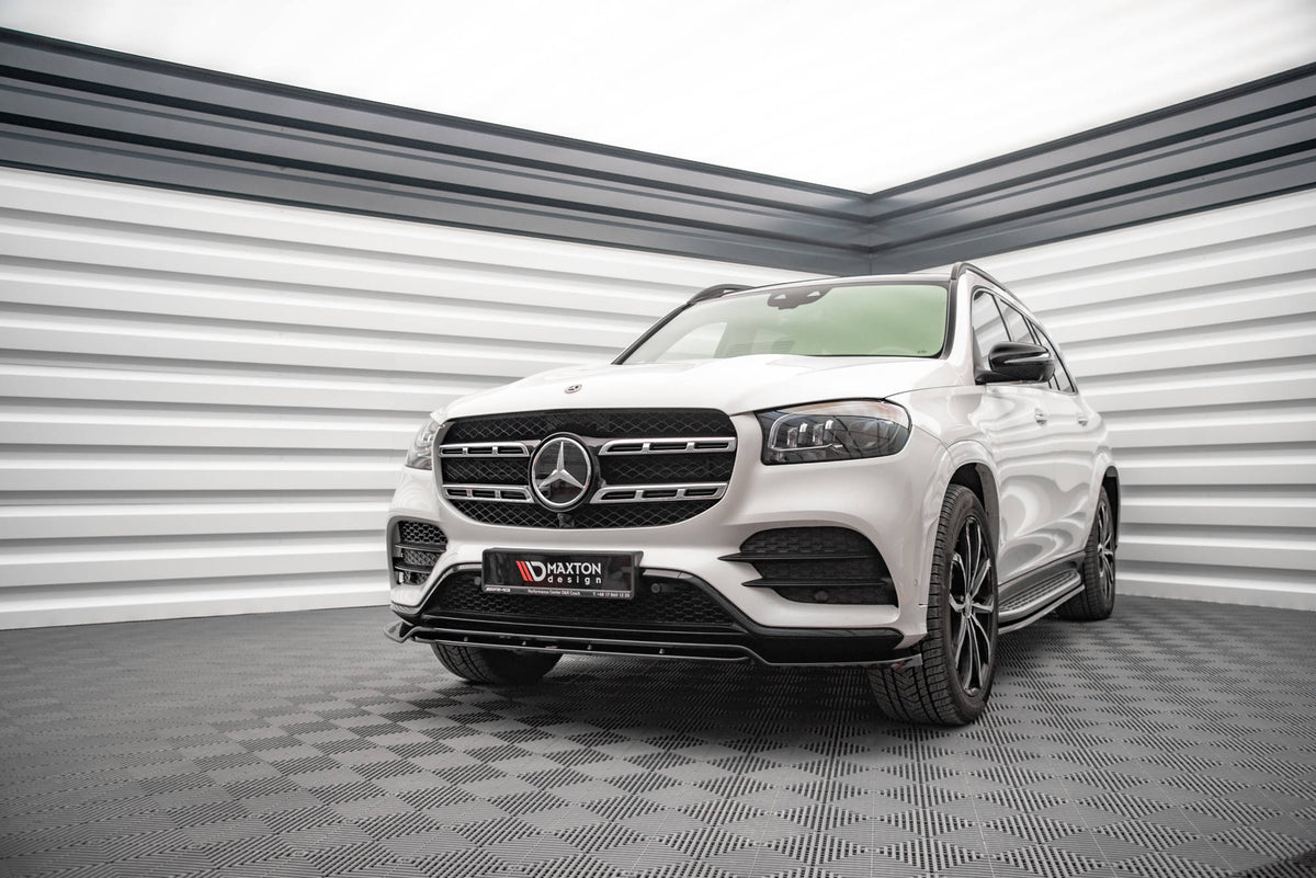 Splittersett i glossy sort til Mercedes GLS X167 AMG-Line sett forfra på hvit bakgrunn
