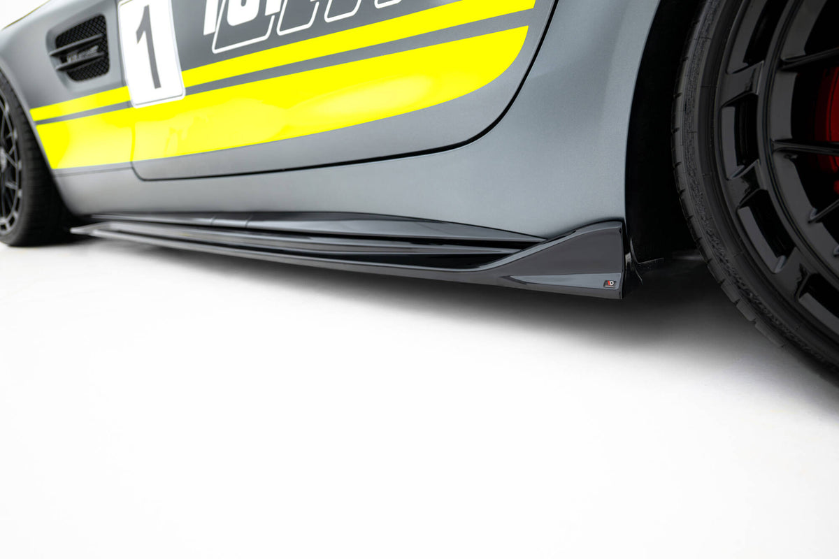 Front splitter til Mercedes AMG GT C montert på sort bil, sett forfra