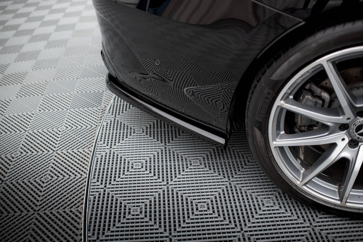 Nærbilde av frontsplitter ABS-plast montert på Mercedes C217 AMG-Line