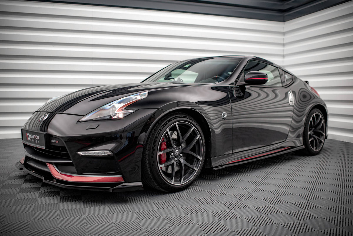 Splittersett til Nissan 370Z Nismo Facelift montert på bil, sett i skrå vinkel forfra