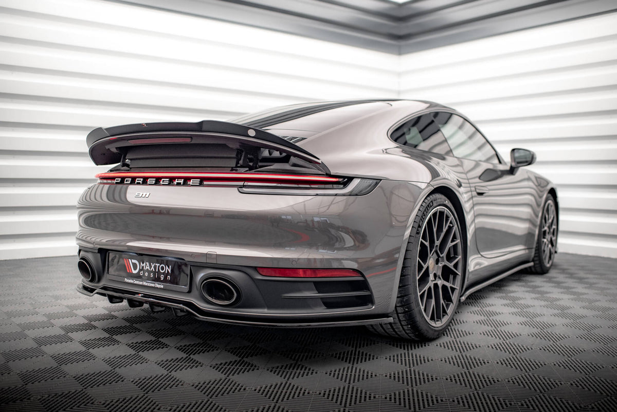 Baksplitter med vertikale stenger på Porsche 911 992 sett bakfra