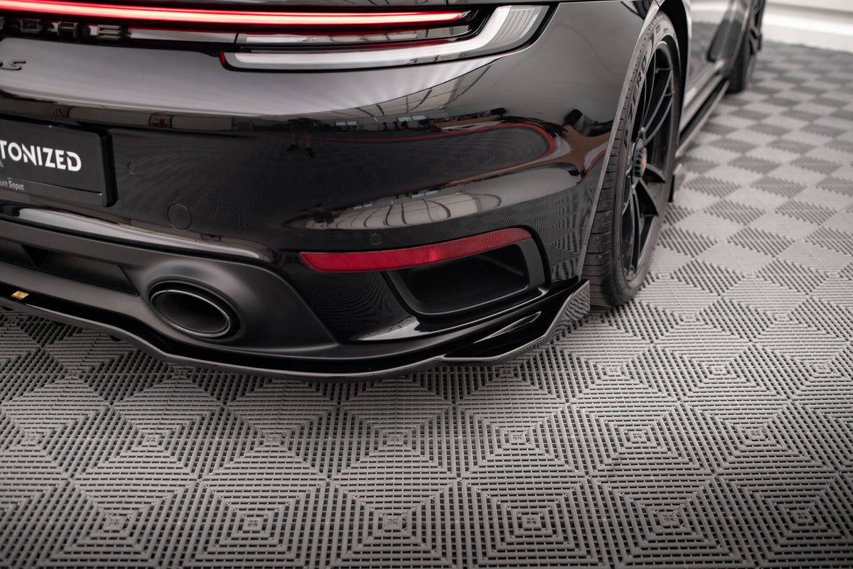 Front splitter fra Maxton Design montert på Porsche 911 Turbo S 992 i nærbilde