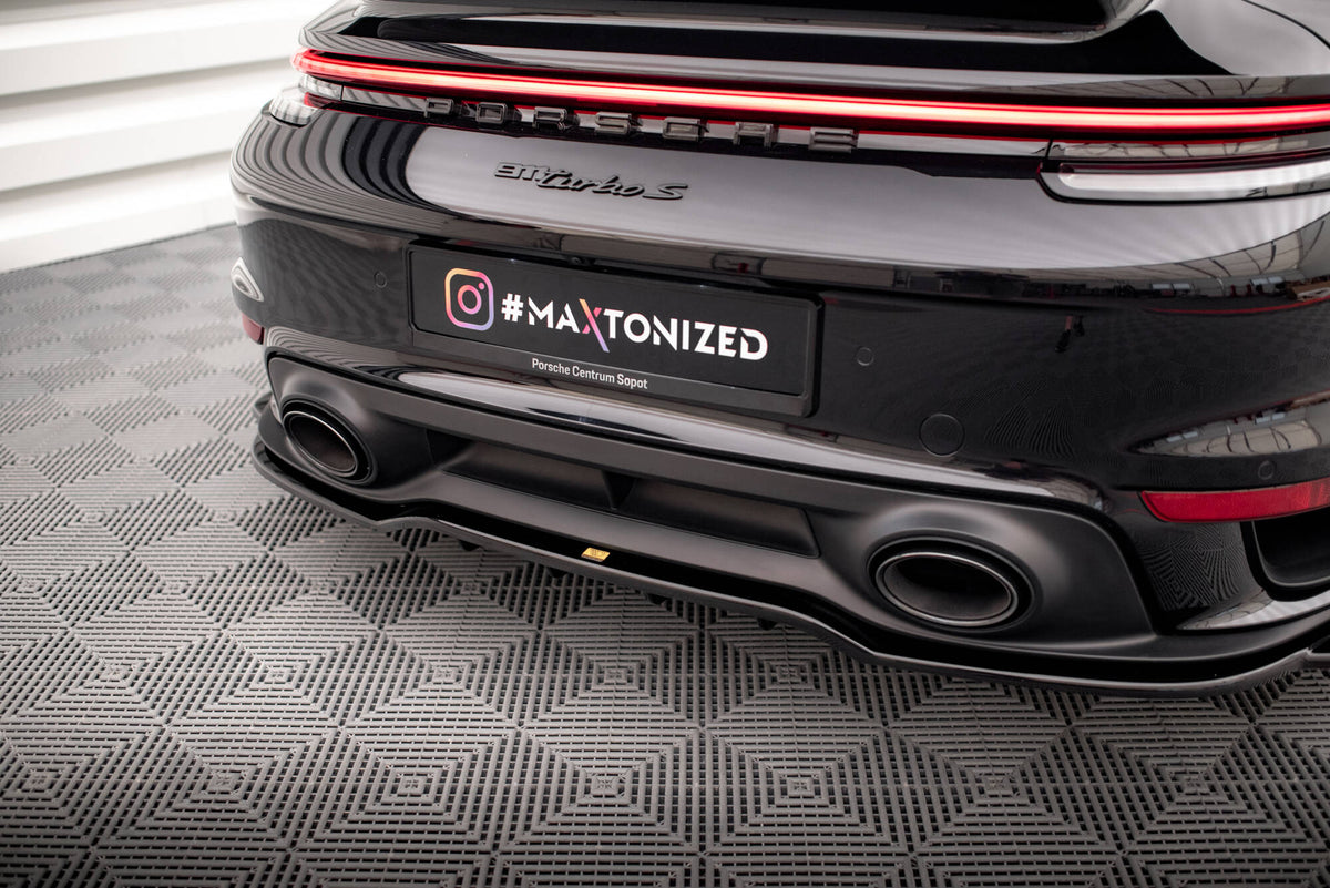 Bakre splitter med vertikale stenger montert på Porsche 911 Turbo S 992 bakfra