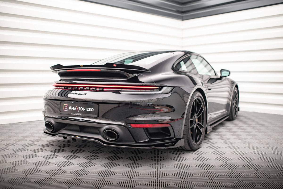 Sideskjørt diffusor på Porsche 911 Turbo S 992 sett fra skrå vinkel