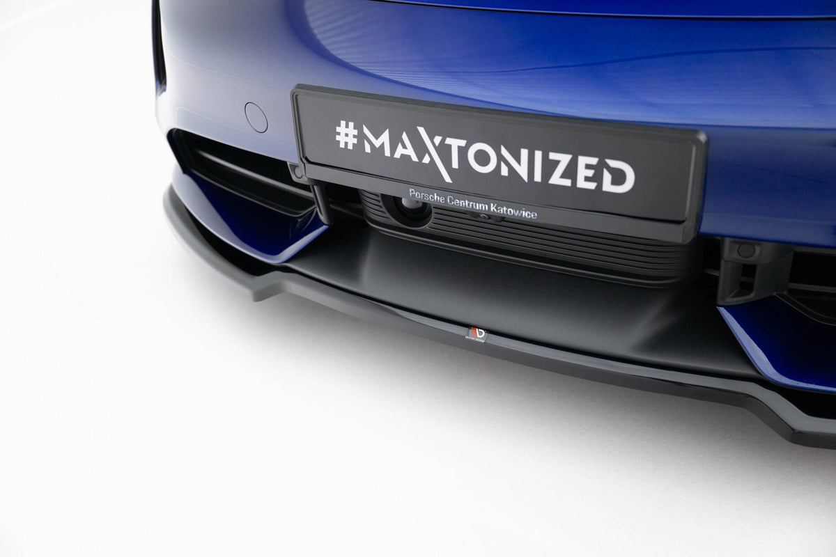 Alle deler i Maxton Design splittersett for Porsche Taycan Turbo S MK1 utpakket mot hvit bakgrunn