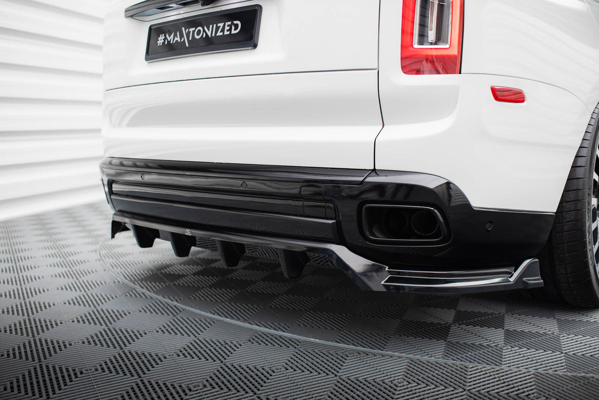 Front splitter til Rolls Royce Cullinan montert på sort bil sett forfra