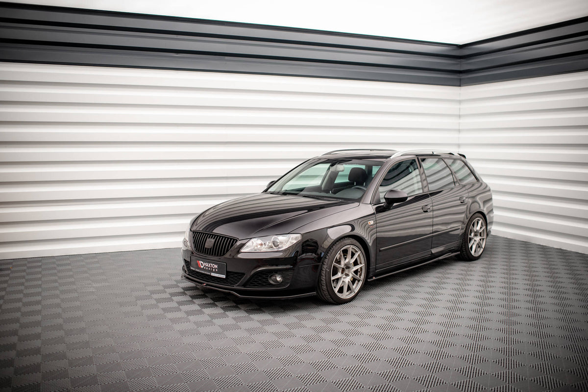 Splittersett for Seat Exeo ST montert på bil, sett fra skrå vinkel forfra